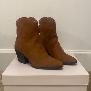 Brown, size 7, booties with zipper on the back